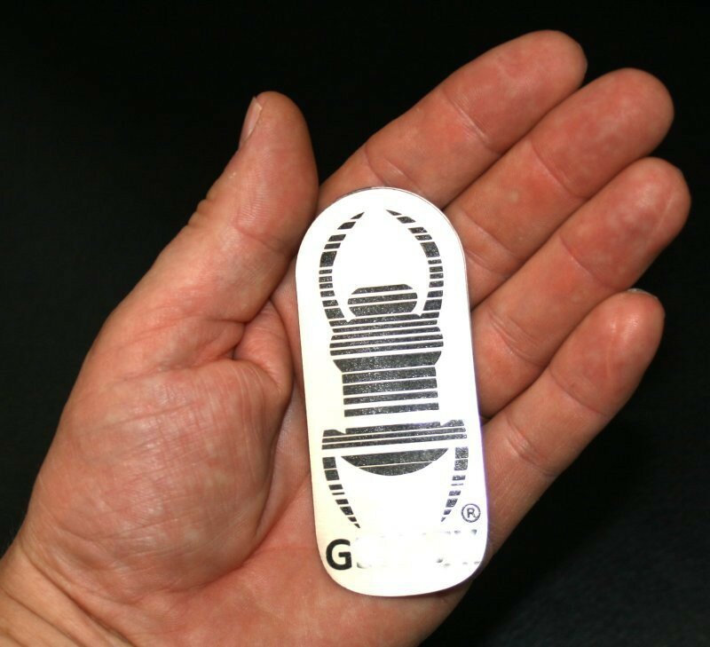 Travel bug - Sticker -   8,5 cm - zilver-zwart